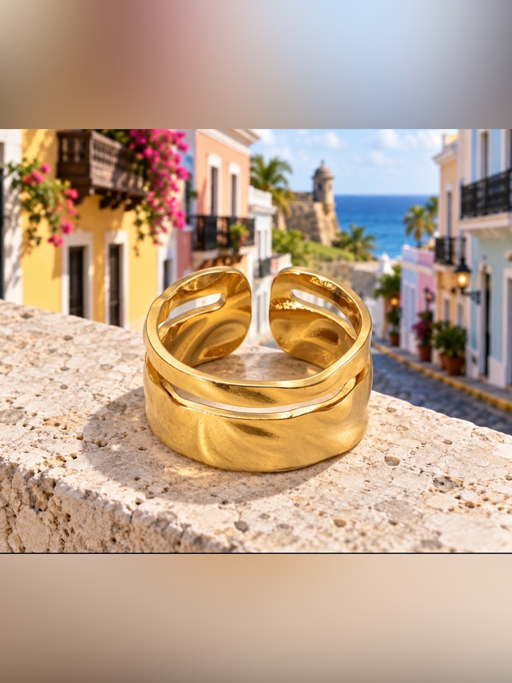 🌺𝑮𝒐𝒍𝒅𝒆𝒏 𝑸𝒖𝒊𝒆𝒕 𝑳𝒖𝒙𝒖𝒓𝒚 𝑹𝒊𝒏𝒈🌺
Elevate your style with this elegant statement ring